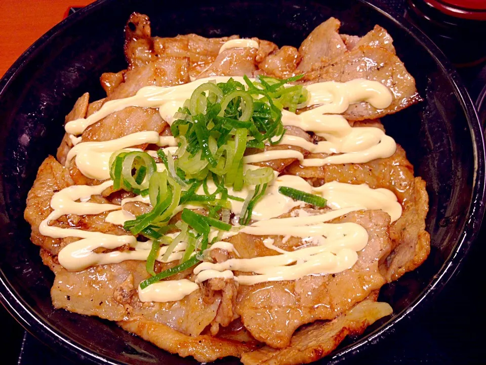 豚マヨ丼630円也|秋山知隆さん