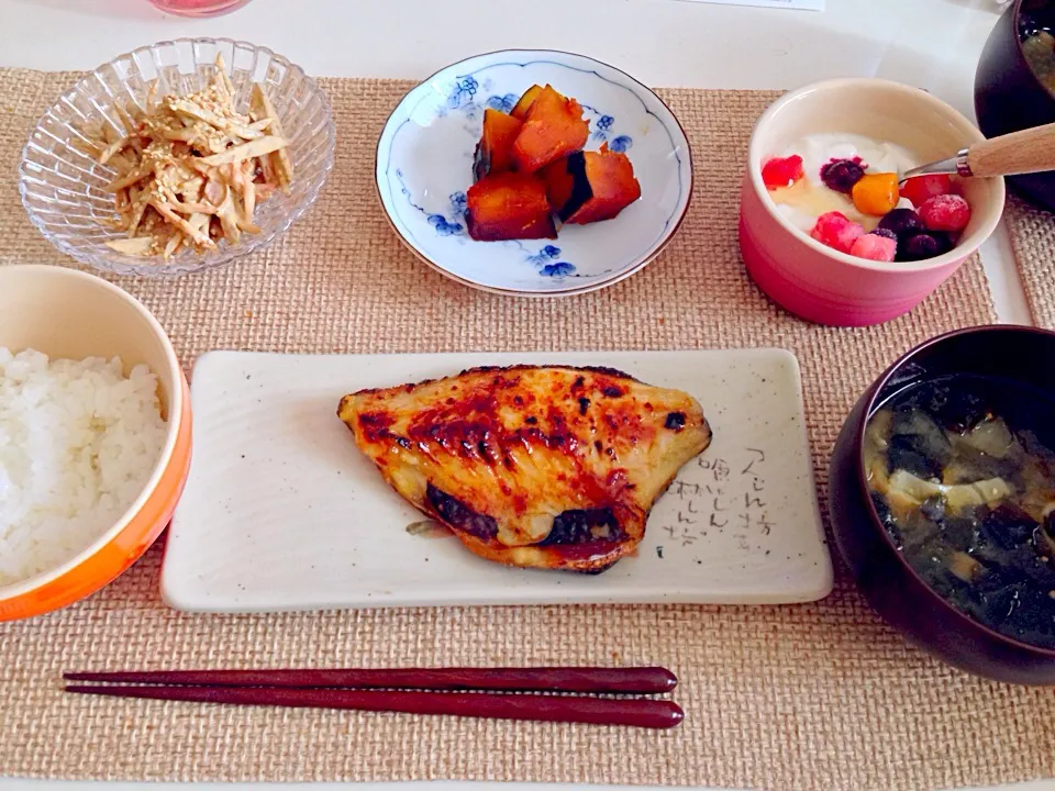 つぼ鯛西京漬 練りごまごぼうサラダ かぼちゃの煮物 大根わかめの味噌汁|にゃろめさん