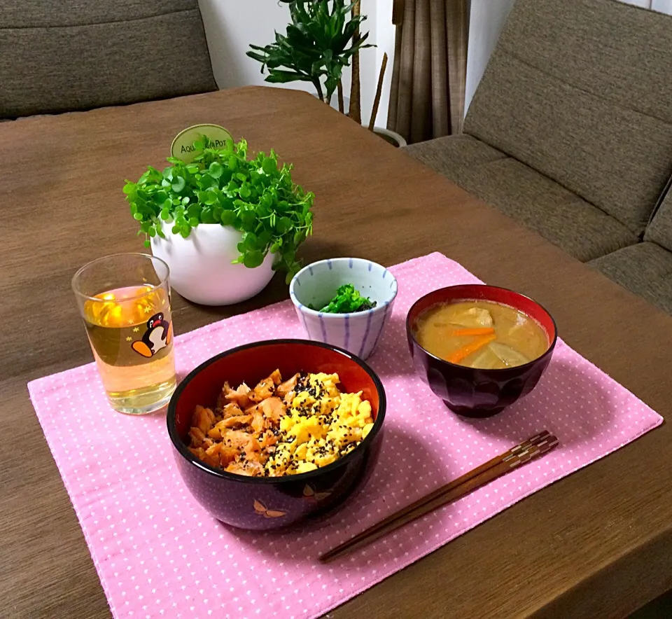 鮭と玉子のそぼろ丼、豚汁、菜の花の塩昆布和え、ごぼう茶|pentarouさん