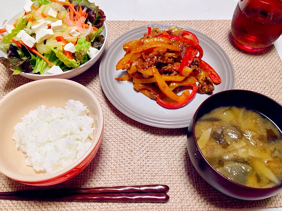 クリーミービーフチャップ サラダ 茄子大根わかめの味噌汁|にゃろめさん