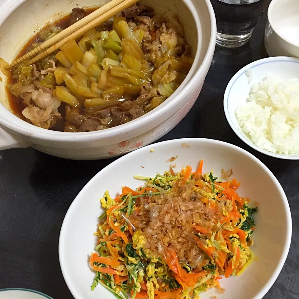 Snapdishの料理写真:今日の晩ご飯は、くったりしちゃったスタンディングねぎ鍋、にんじんと水菜のしりしり。|ゆえさん