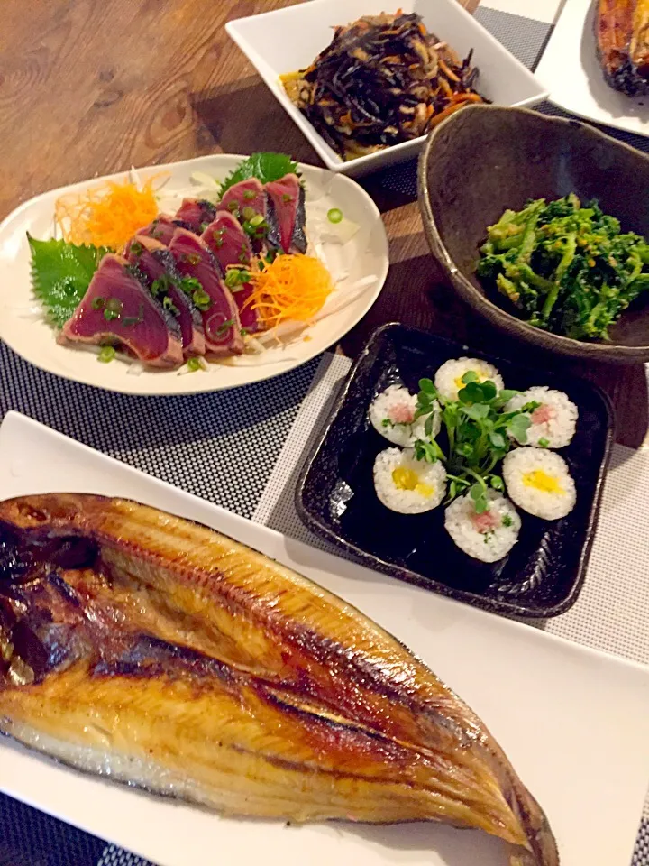 ヘルシー和食🍚ホッケ🐟鰹のタタキ、ひじき、買って来た海苔巻き、菜の花の胡麻和え🍀|まみりんごさん