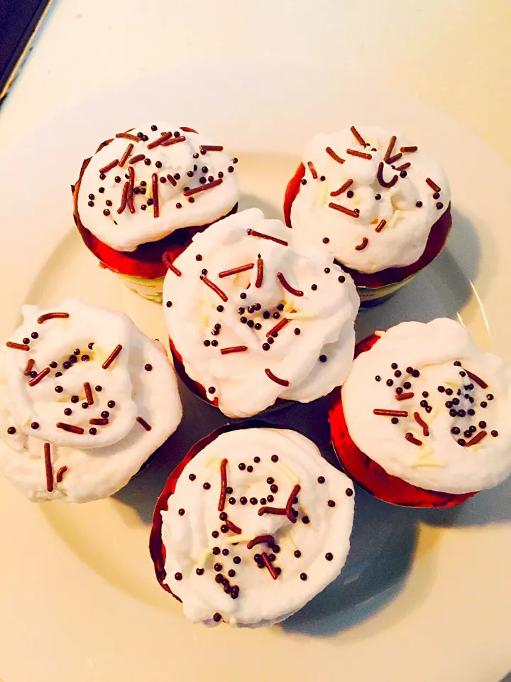 Red velvet cupcakes with chocolate sprinkles|bukky danielsさん