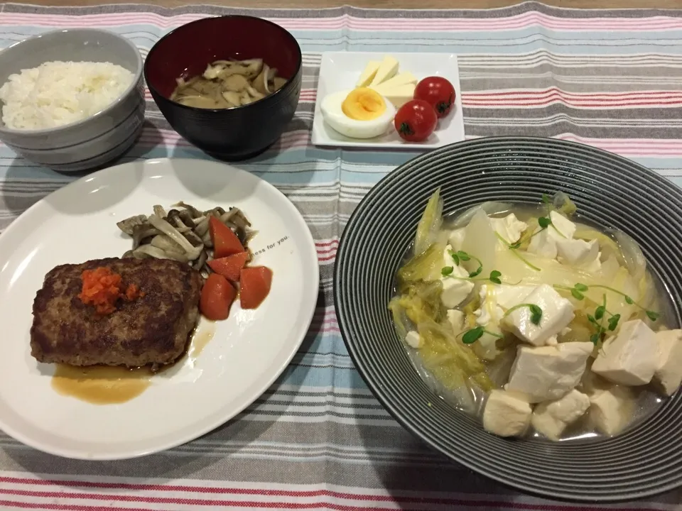 Snapdishの料理写真:ファミレス風和風ハンバーグ・豆腐と白菜の中華とろみ煮・チーズおつまみ・舞茸の味噌汁|まーままさん