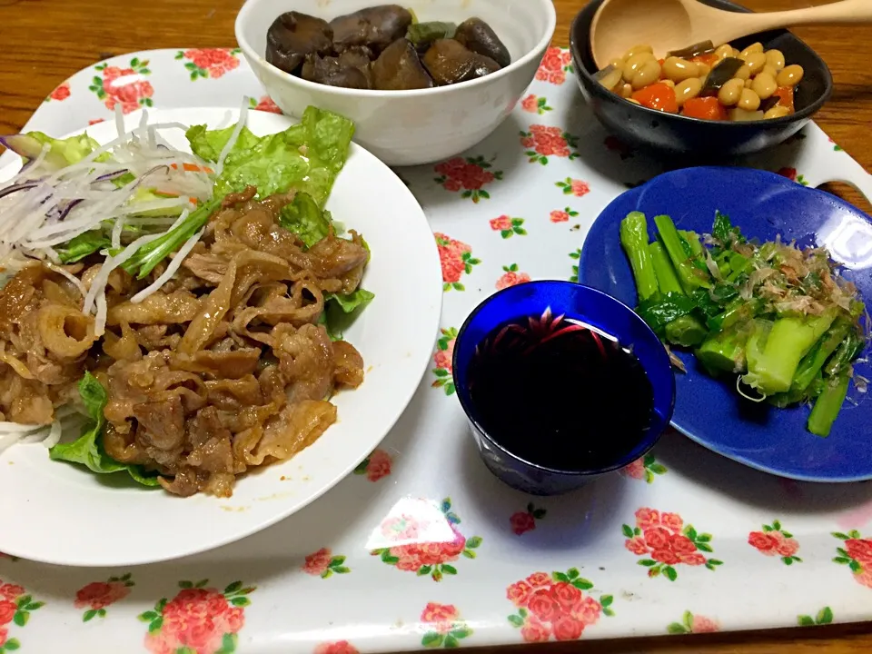 秘伝の焦がしニンニクダレ焼肉、ダイコンと水菜と人参のサラダ、菜の花お浸し、大豆と季節の野菜の煮物、鳥レバーとニンニクの芽の甘辛煮、食前酒のホット赤ワイン|もっちゃんさん