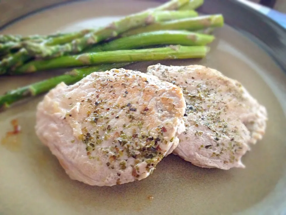 Snapdishの料理写真:Marjoram Pork Medallion with Asparagus|Jonathan Johnsonさん