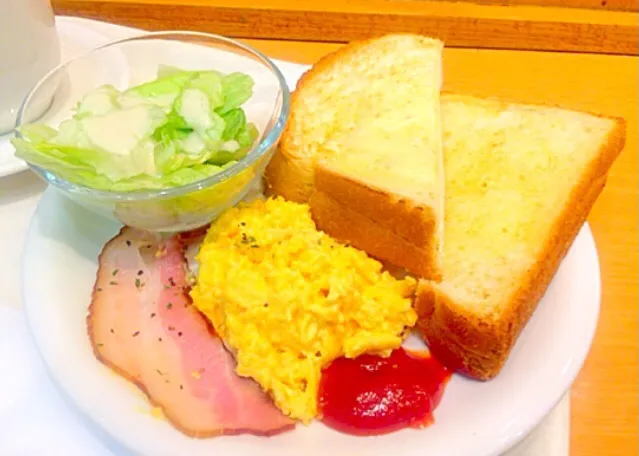 卵焼きとベコンとトーストのパン - Buttered toast bread with fried bacon & scrambled egg 😋✨|Liezlさん