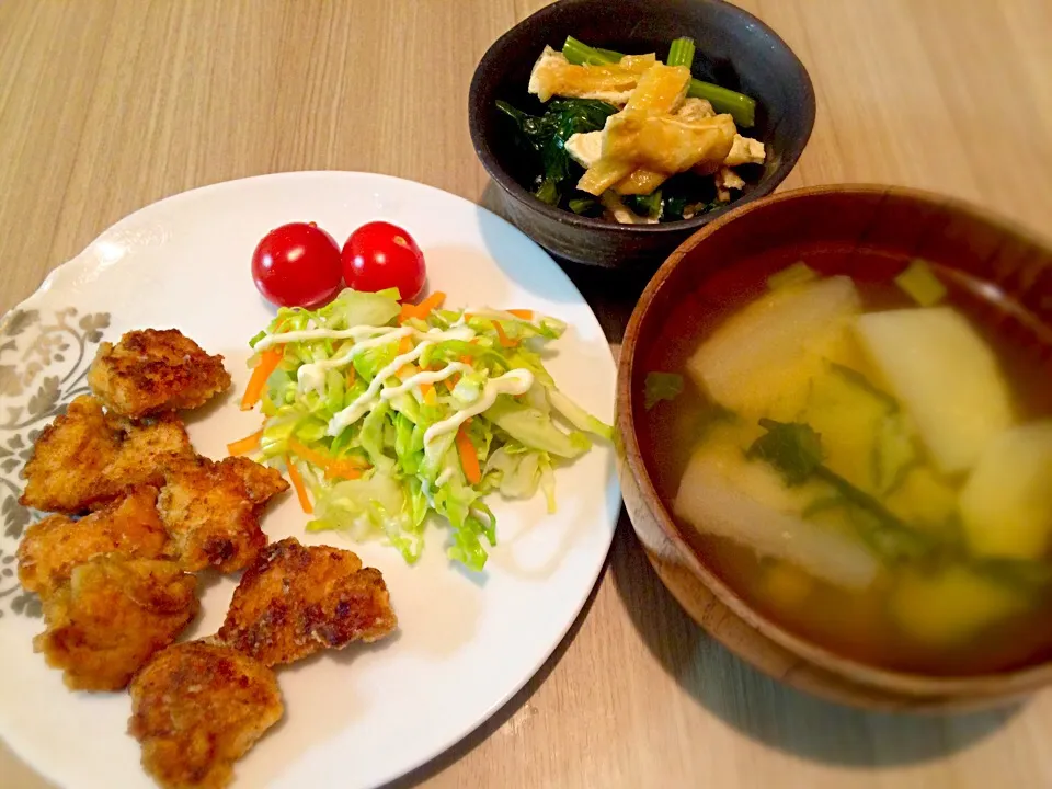 夜ごはん 家にあるもので。から揚げ、サラダ、柿菜の煮浸し、蕪のお味噌汁|きむらゆりかさん