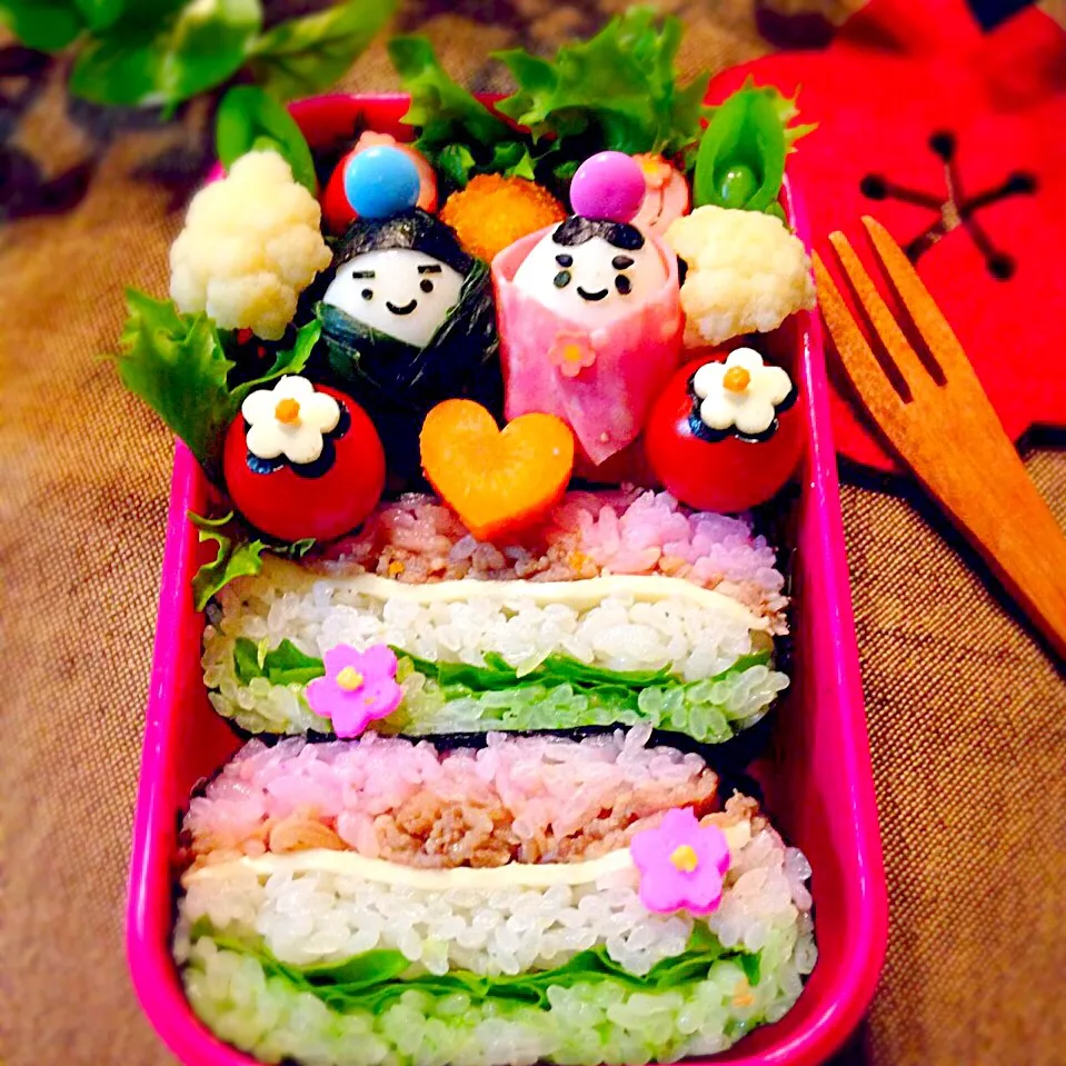 Snapdishの料理写真:『ひなまつりのひしもち風のおにぎらず』の子ども弁当|さとみ (satomi_foodart)さん