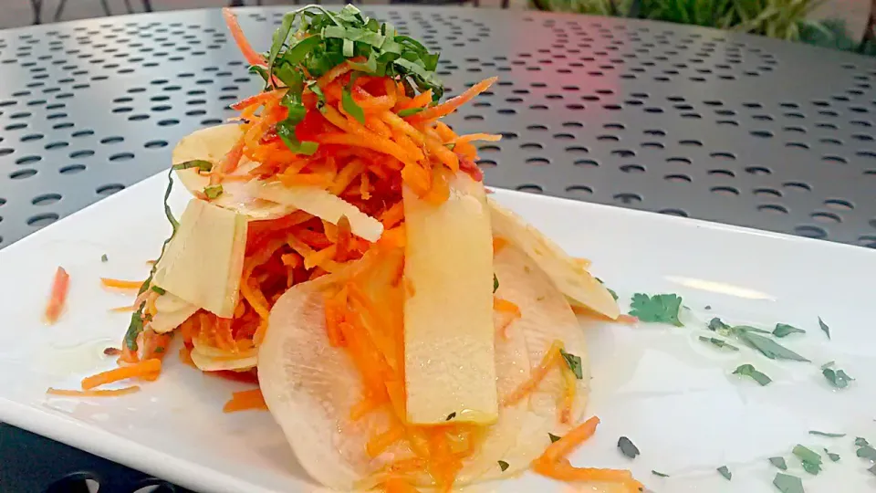 rainbow carrots and shaved apples and turnips salad|jonathan gonzalesさん