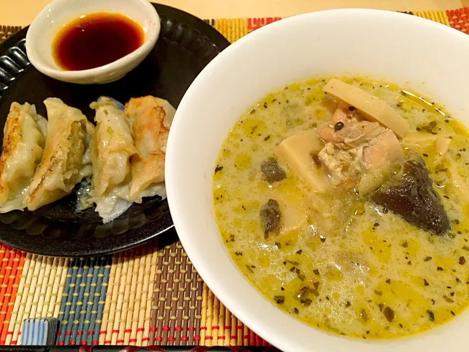 余ったタイカレーでラーメンと餃子|piton810さん