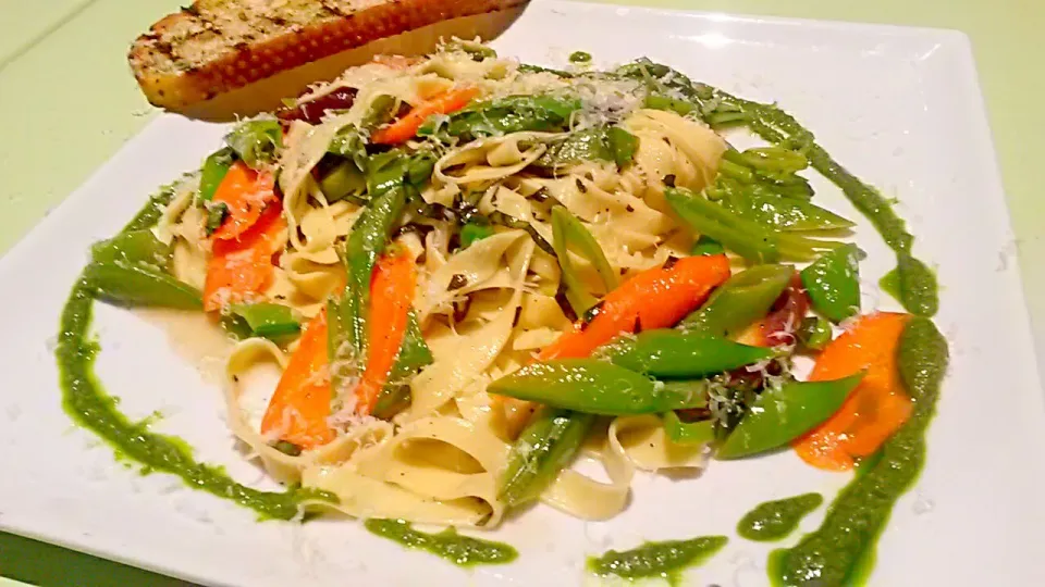 handmade fettuccine pasta, snap peas, rainbow carrots with white wine and butter. basil vinaigrette|jonathan gonzalesさん