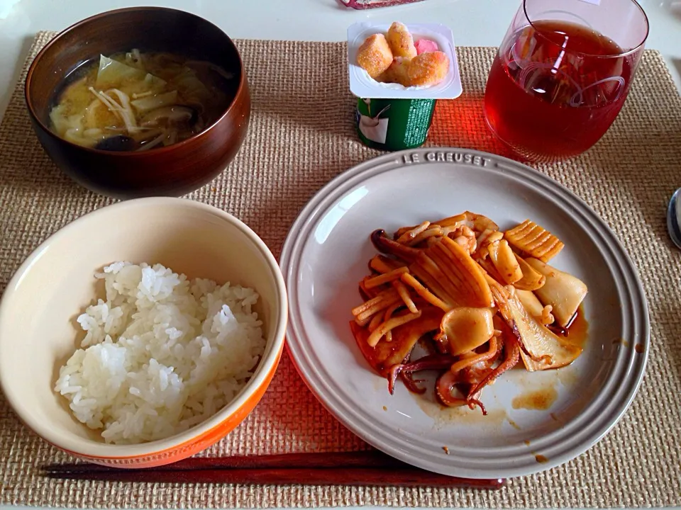 イカ焼き 3種のキノコとキャベツの味噌汁|にゃろめさん