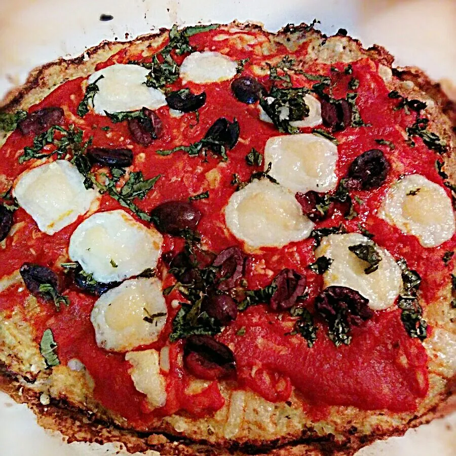 dinner tonight #cauliflowercrust #healthyliving|janikkaさん