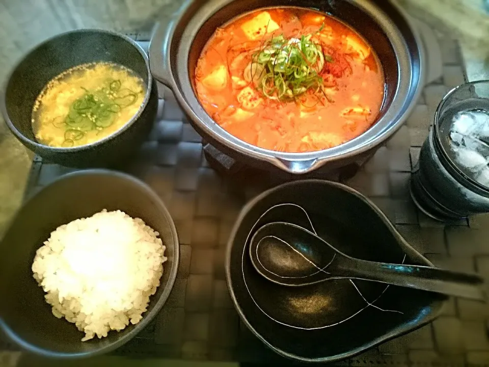 今日のお昼は、土鍋炊きたてご飯に 豆腐チゲと卵スープ♪|yokoさん