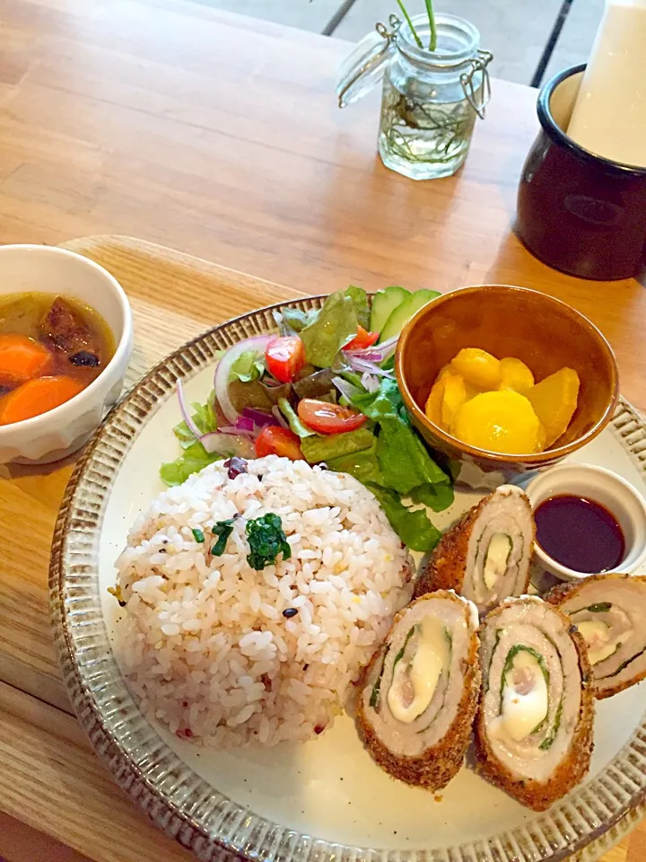 整体後のカフェご飯🍚🌿ひとくちロールカツ しそチーズ巻き💛ランチ🍴|まみりんごさん