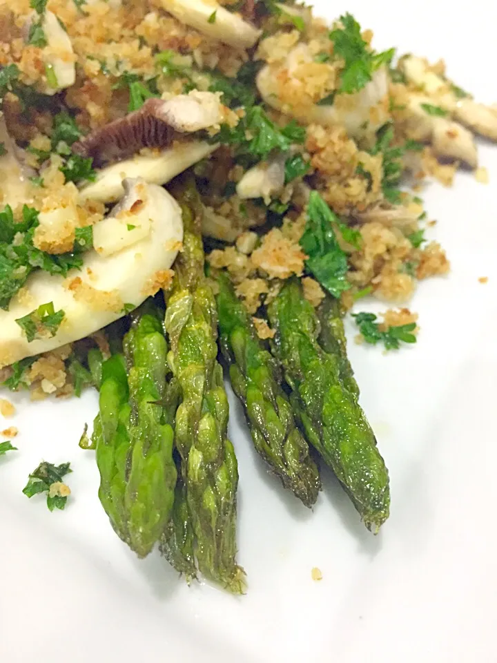 Snapdishの料理写真:Asparagus with mushroom,lemon and breadcrumb|charmaineさん