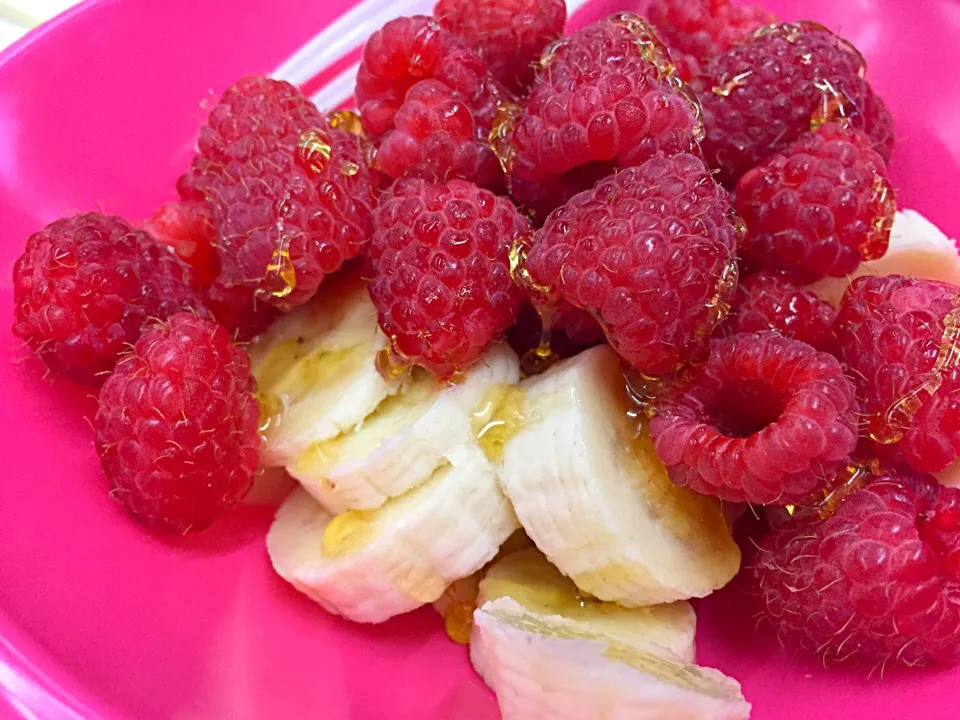 Banana and raspberry breakfast at work|charmaineさん