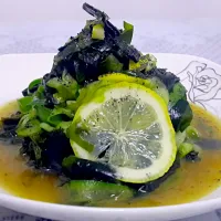 Snapdishの料理写真:Seaweed  in  cucumber|Leo.Leeさん