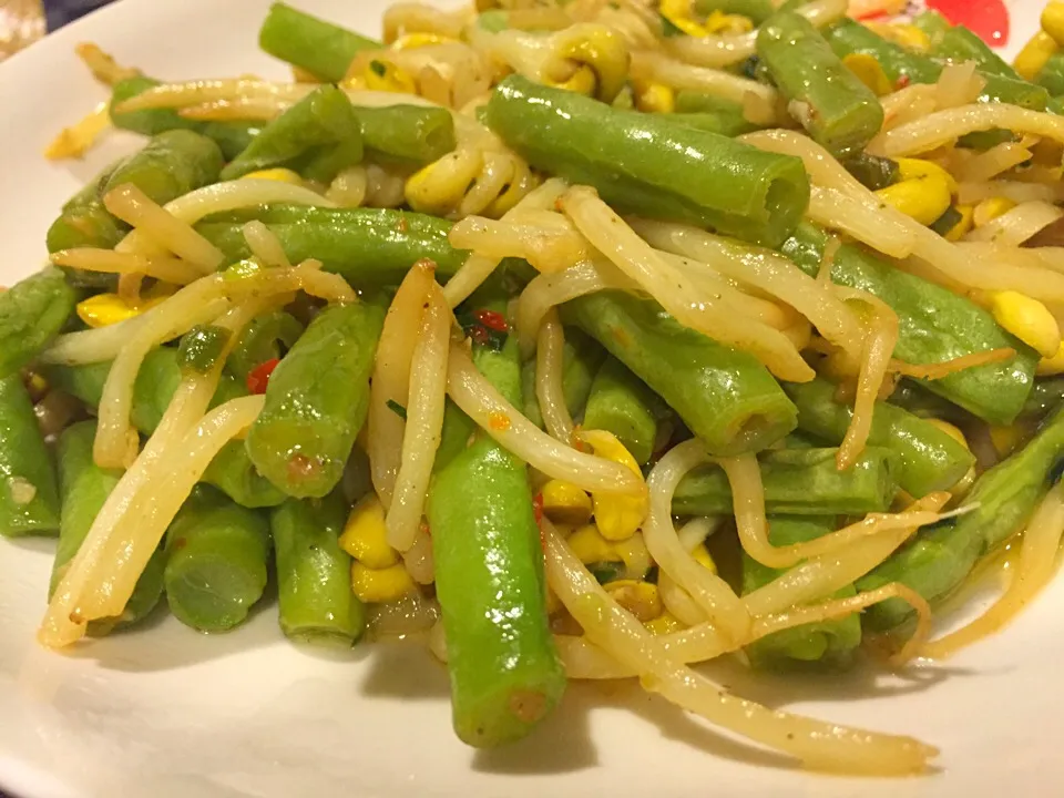 Snapdishの料理写真:Garlic + chilly mix vege (long beans & bean sprouts)|Ismahan Khanさん