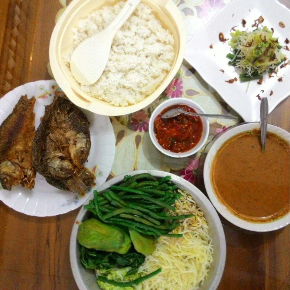 Nasi Pecel Ikan mas goreng sambel terasi #Rice #Fish #Vegetable #Dinner|Micko Saychoさん