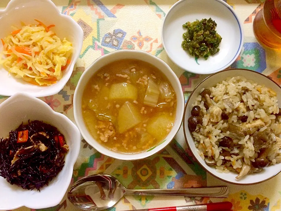 大根と白菜と豚ひき肉のとろとろ煮 鶏とごぼうとしめじの炊き込みごはん 蕪の葉のふりかけ 切り干し大根 ひじき|まいまいまーやさん