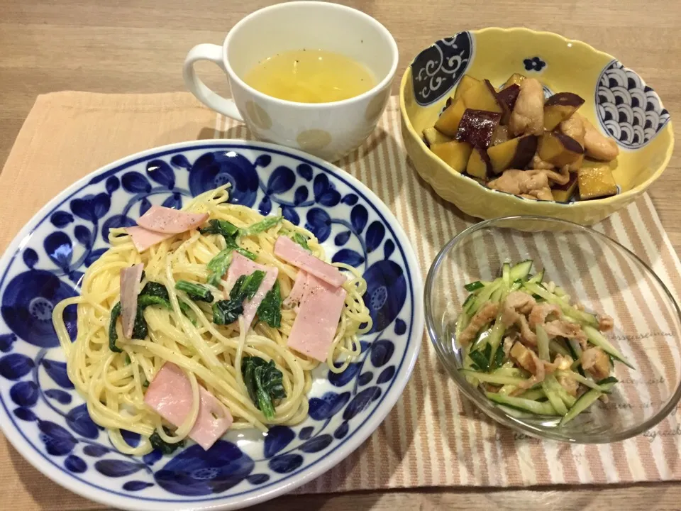 ハムとほうれん草のクリームパスタ・胸肉とサツマイモの甘辛煮・網焼き鶏皮とキュウリのポン酢和え・キャベツのコンソメスープ|まーままさん