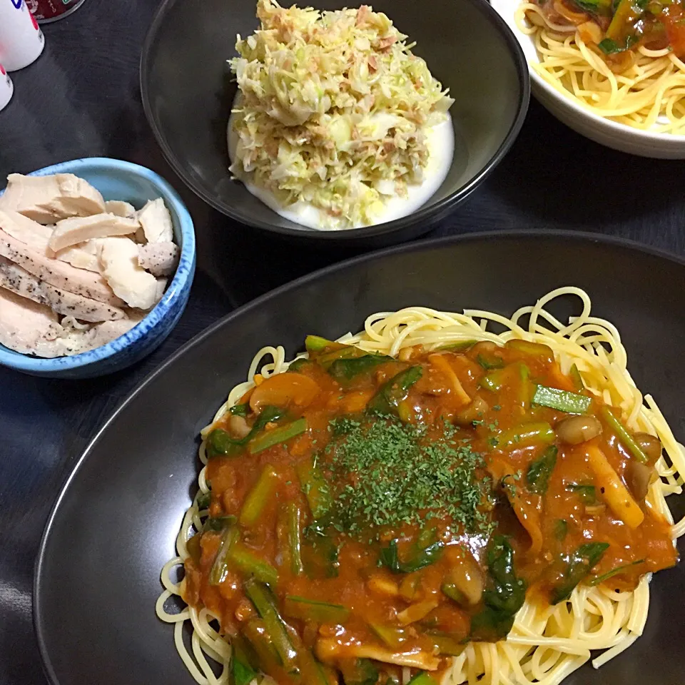 今日の晩ご飯は、しめじと小松菜のミートソーススパゲッティ、ツナ入りコールスローサラダ、自家製サラダチキン2種(プレーン＆レインボーペッパー)。|ゆえさん