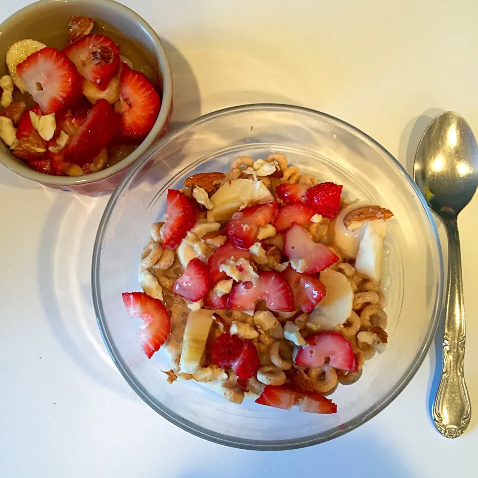 Cheerios with almond milk, bananas, strawberries and almonds with a side of applesauce|victoria valerioさん