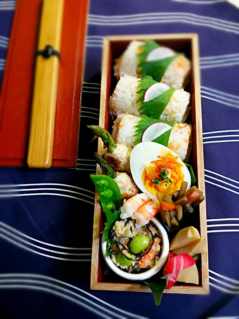 Snapdishの料理写真:《水曜日のお弁当》

・鮭フレークご飯
・ゆで卵ピザチーズ焼き
・アスパラつくね巻き
・卯の花
・ボイルえび
・ゴボウのきんぴら海苔巻き
・筍の煮物

行ってらっしゃい～♡|藤田 まり子さん