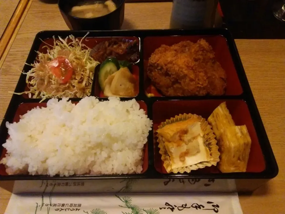 Snapdishの料理写真:割烹 山菜海の豚ヒレかつ定食、ライス大盛りサービスで800円。|東京ライオンズさん