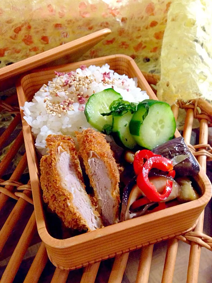 ヒレカツ弁当。ナスと生姜、椎茸、カラーピーマンの炒め物。胡瓜の紫蘇漬け。桜の花の塩漬けごはん🌸|Kumi_loveさん