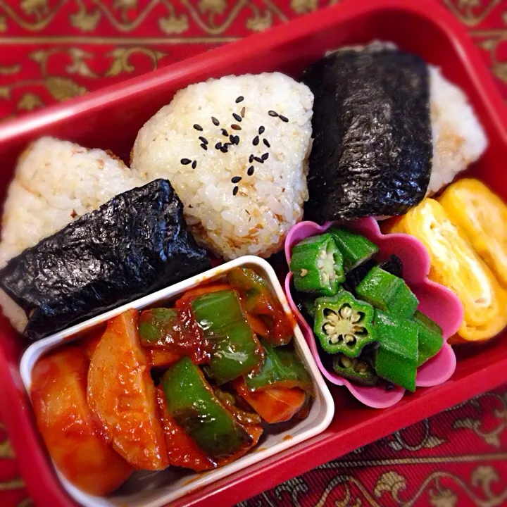 オリーブ油とおかかのおむすび🍙とベビーハムのケチャップ炒め弁当|もえさん