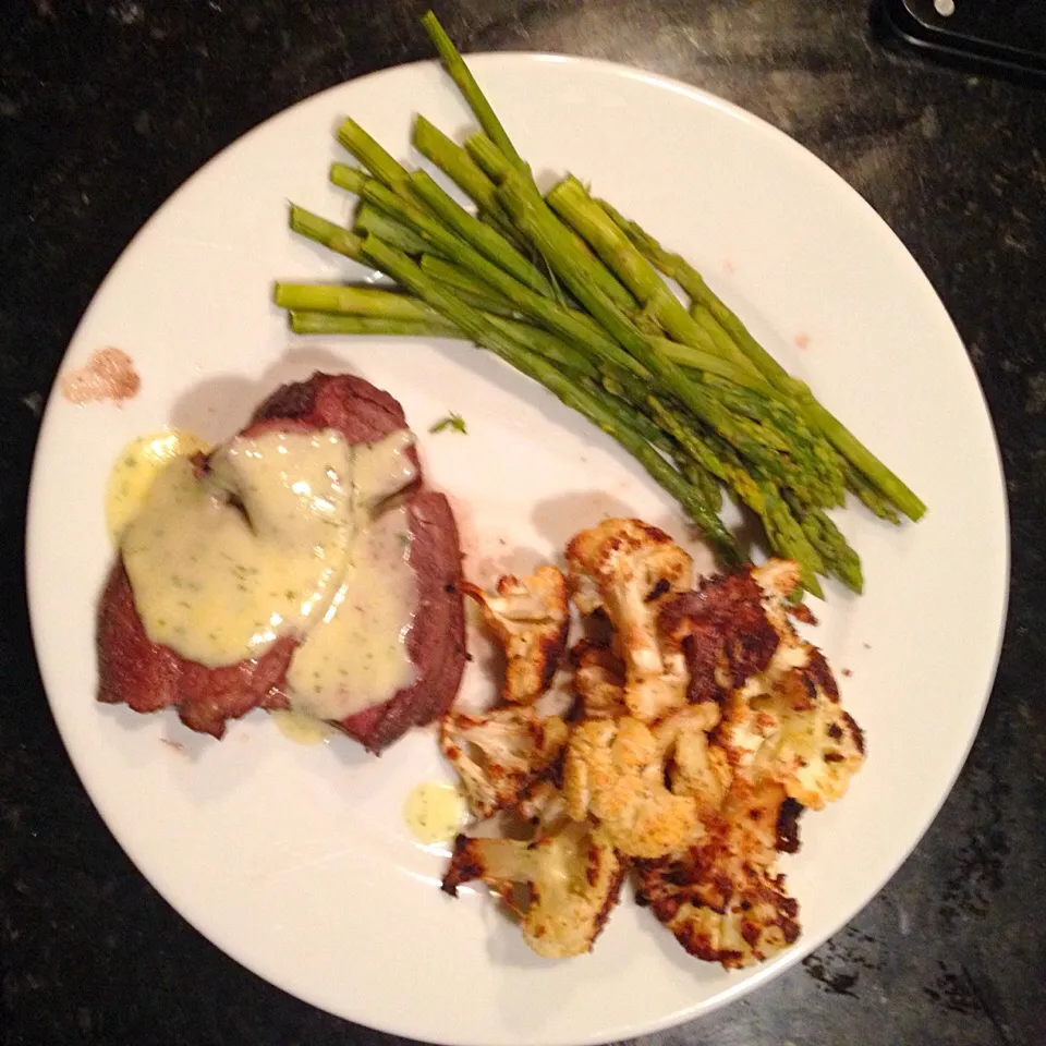 Filet mignon, asparagus, roasted cauliflower with Bernaise|ernest ristiさん