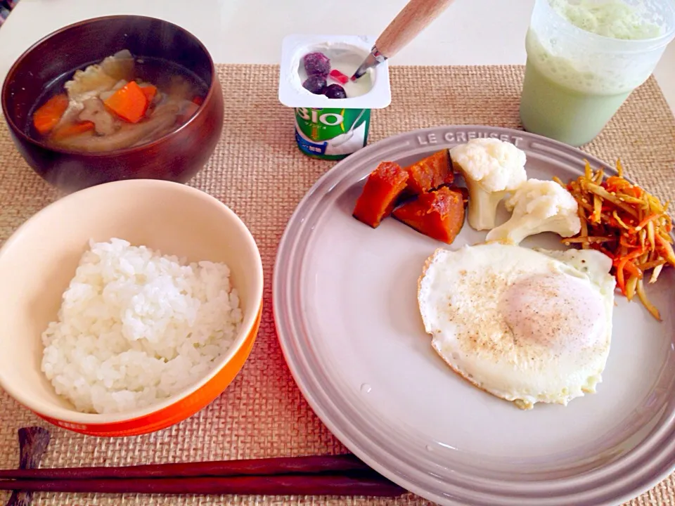 目玉焼き かぼちゃの煮物 カリフラワー きんぴら牛蒡 蓮根人参豚の味噌汁|にゃろめさん