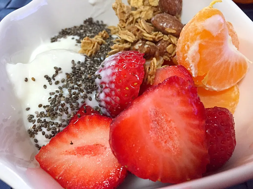 Yoghurt topped with chia seeds, granola, mikan & strawberries|ghiroさん