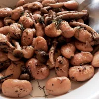 Snapdishの料理写真:Herbed  Butter beans with mushrooms|Benj Antonioさん