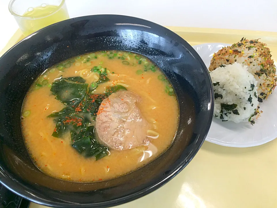 社員食堂で、『味噌ラーメン』|コージ💫さん