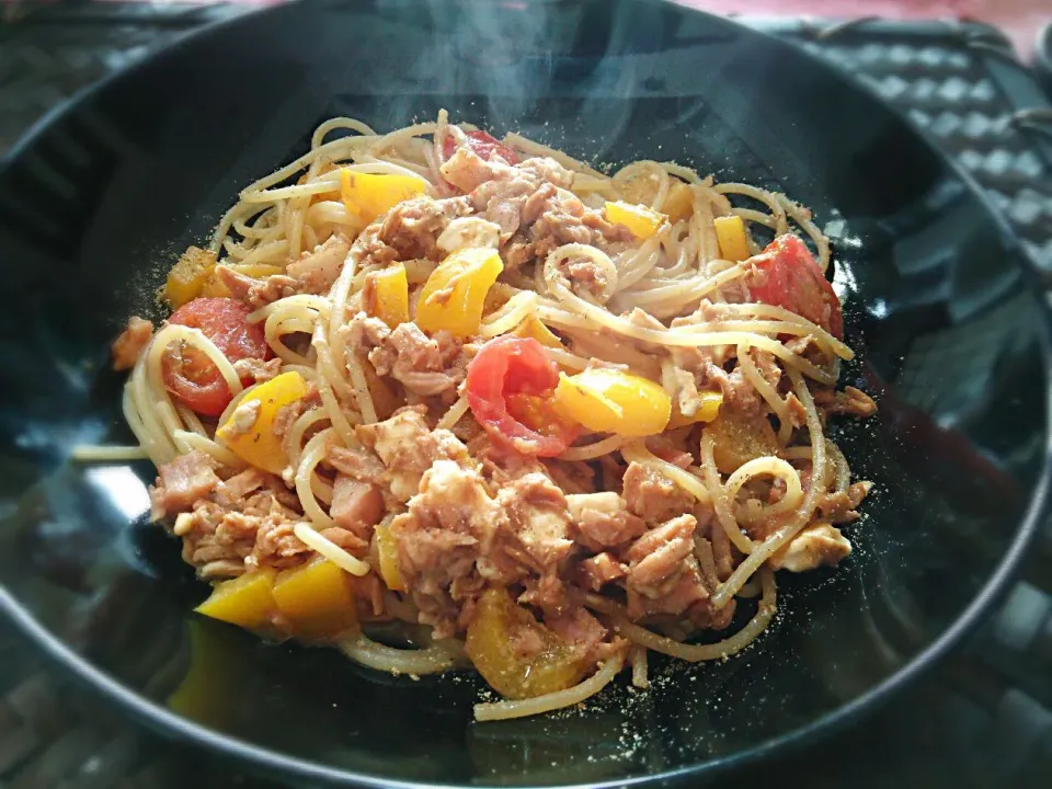 Il pranzo mio di oggi e Spaghetti al tonno e pancetta～♪
今日のランチはツナとベーコンのスパゲティ、パプリカ、アイコ（ミニトマト）、クリームチーズ入り(^^)v|quitaさん