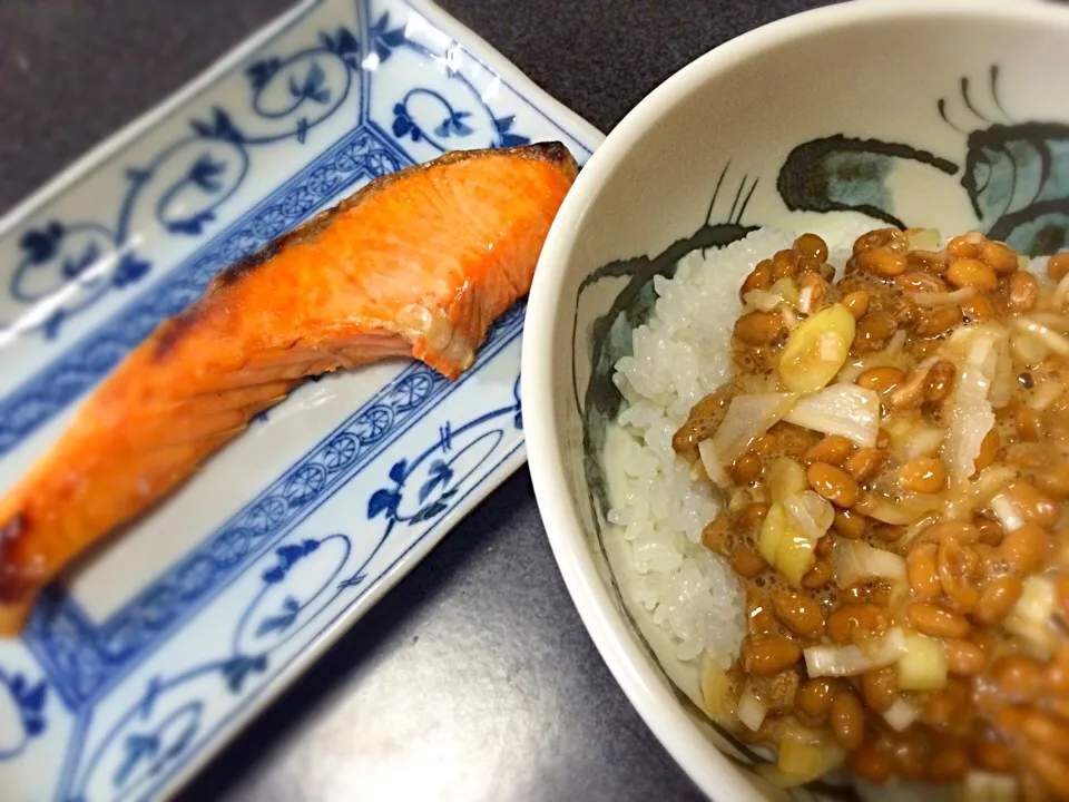 Snapdishの料理写真:焼き鮭と納豆丼|gekoさん