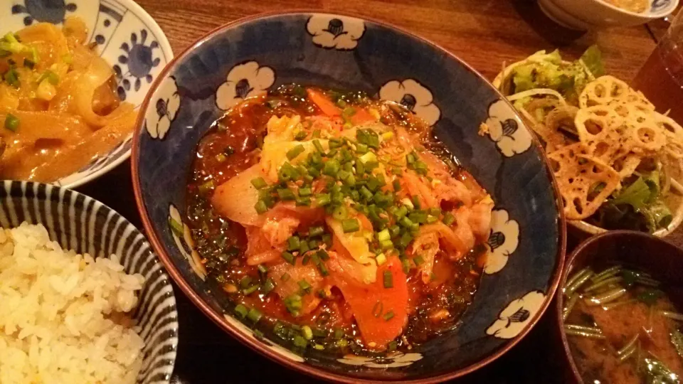 Snapdishの料理写真:賄い飯🍚、春雨入り豚キムチ煮込み、海老マヨ|Gauche Suzukiさん