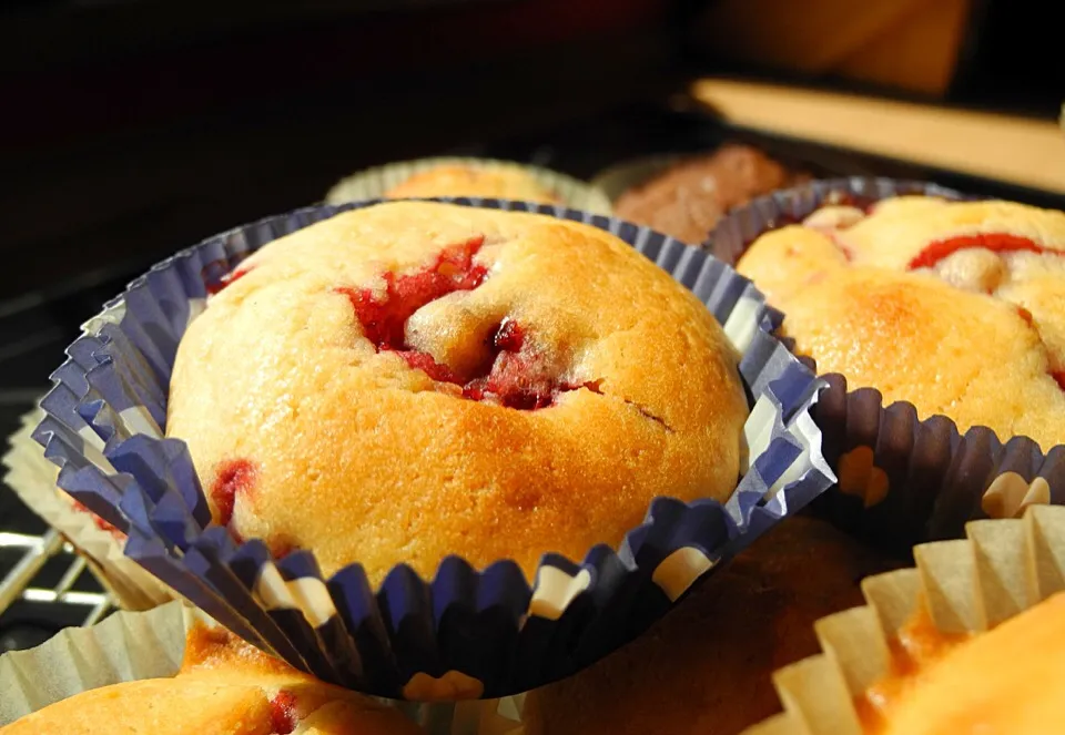 Snapdishの料理写真:vanilla strawberry Muffins 🍓|CatzeMDさん