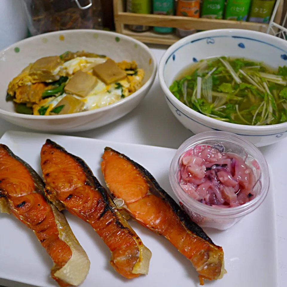 Snapdishの料理写真:焼き時鮭  塩辛 高野豆腐とほうれん草の玉子とじ  水菜とセロリの葉のスープ|石川洋子さん