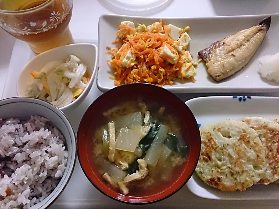 あじ、いかキャベツ焼き、豆腐とにんじんしりしりの炒め物、漬け物、お味噌汁（大根、小松菜、油揚げ）、ご飯|beesukei（献立備忘録）さん