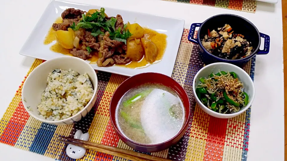 今日の夕食 肉じゃが、豆腐入りひじきの煮物、ピーマンとじゃこの炒め物、アスパラとベーコンの味噌汁、玄米|pinknari🐰🌈さん