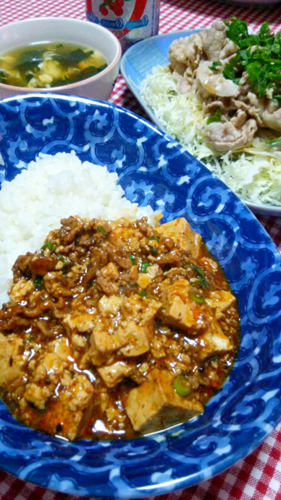 麻婆飯(豚挽肉･豆腐･青ねぎ･生姜･にんにく)、豚しゃぶサラダ(豚ロース薄切り肉･もやし･きゃべつ･大葉)、スープ(ほうれん草･卵)|まあるさん