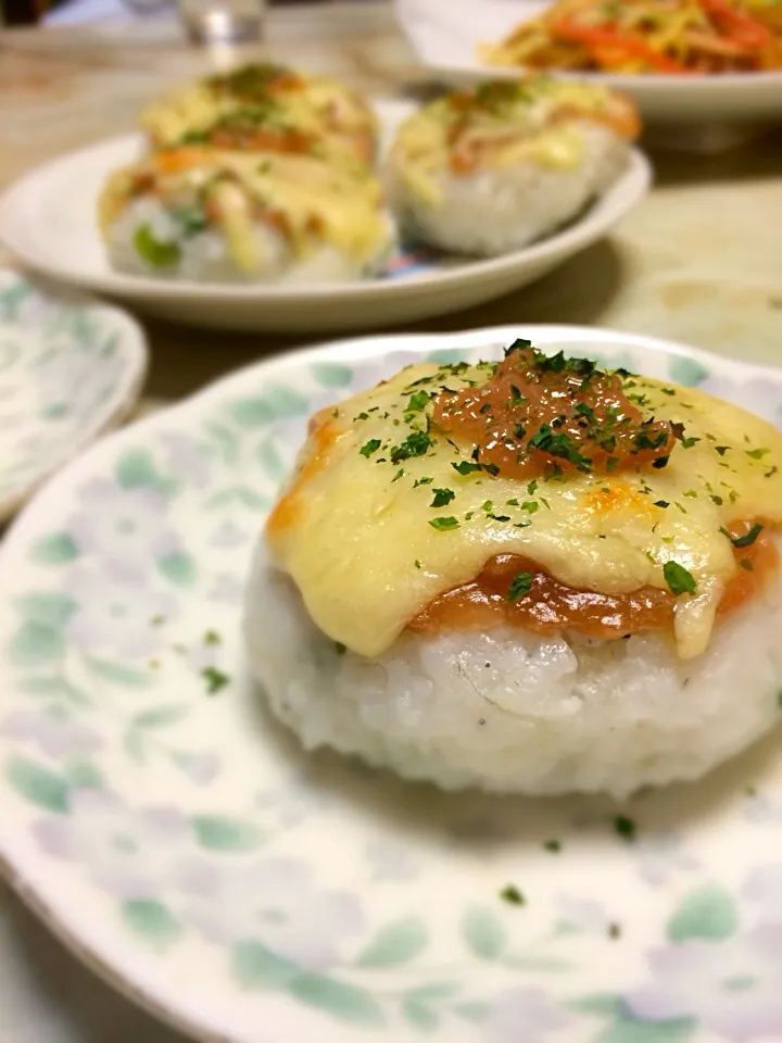 Snapdishの料理写真:ゆんゆんゅんさんの料理 梅チーズ焼きおにぎりです。とろりんチーズと、さっぱり梅干しのコラボ☆|なおさん