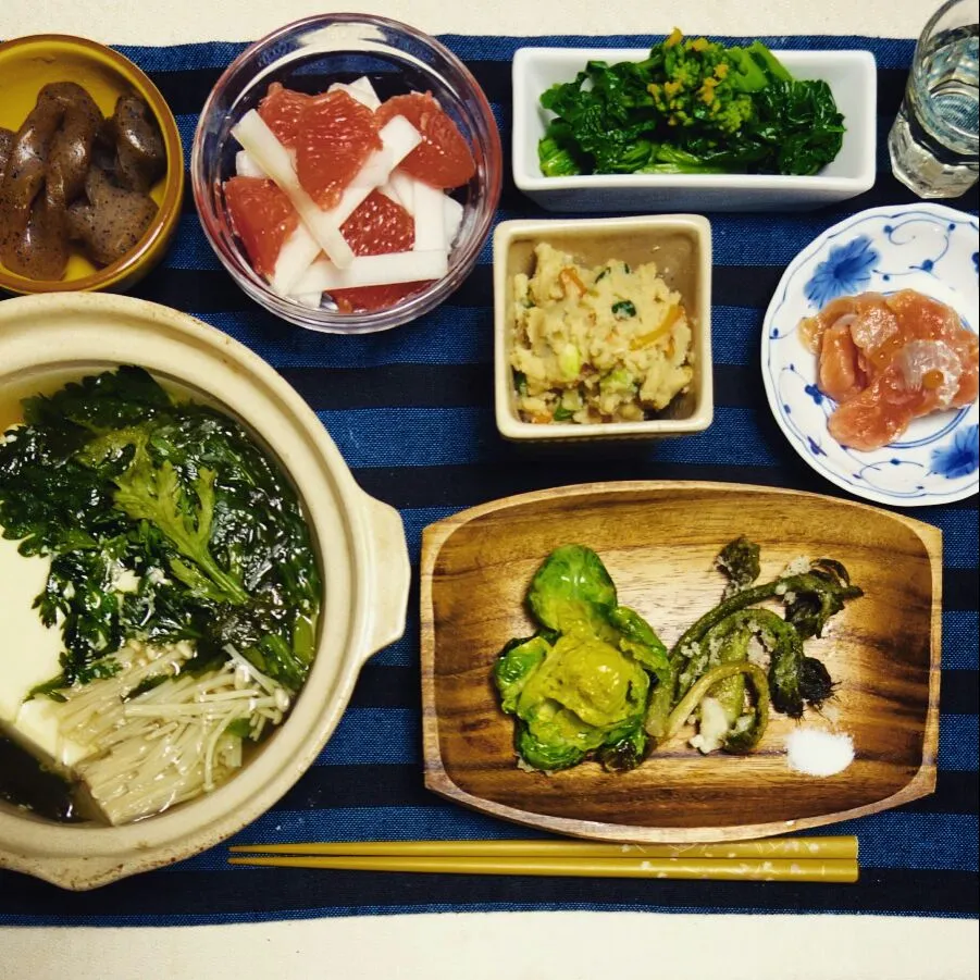 春ごはん

春菊と湯豆腐
芽キャベツとウドの天ぷら
蒟蒻の醤油煎り
ウドとグレープフルーツの甘酢あえ
菜の花のおひたし
鮭といくら
卯の花

#日本酒と|AIKONGさん