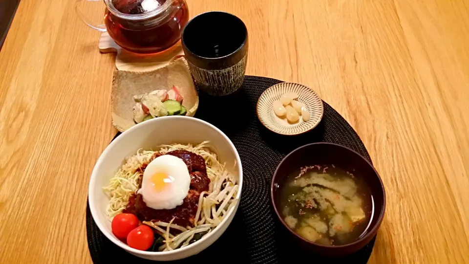 中華風ロコモコ丼、タコ酢の物、味噌汁。らっきょう。|Manabu  Yamasakiさん