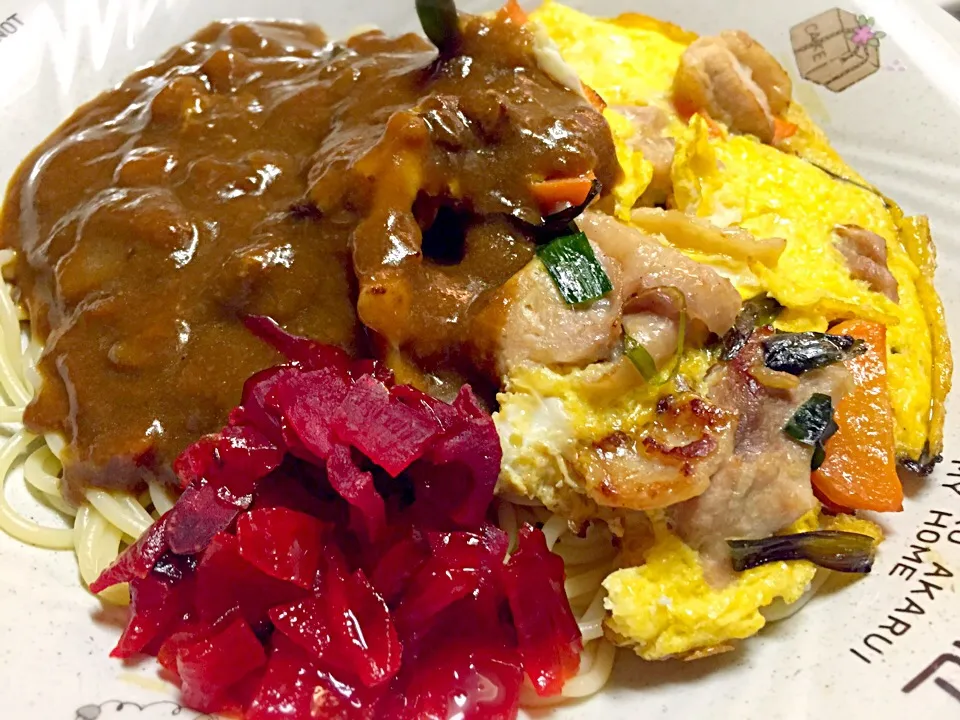 チキン・ニンジン・ニラの玉子とじをのせたカレーパスタ|shenhuaさん